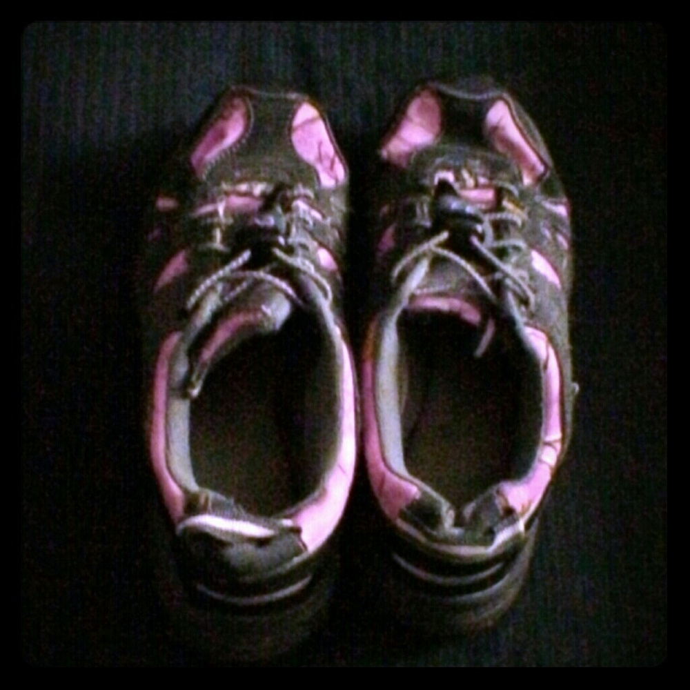 Restless girl athletic shoes. With memory foam 8.5